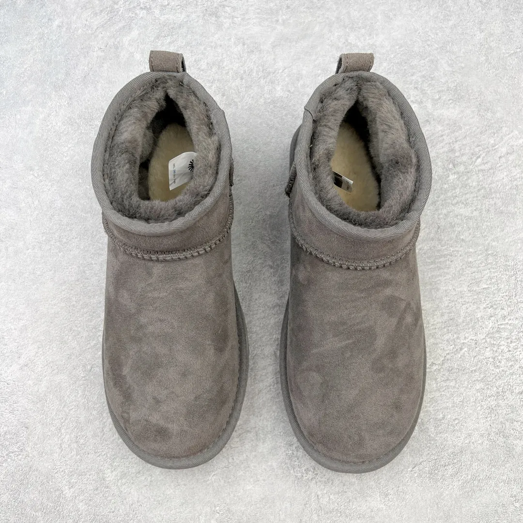 Pick up locally 💰520 UGG Zhou Dongyu's same style 6109 classic autumn and winter sheep fur integrated snow boots. All shoes are made from ZP. Longfeng A-grade Australian imported sheep fur integrated men's and women's boots. Brand OEM production line. Fully follow the ZP process. OEM original pattern maker. Adhering to the principle of no original shoes and no development selection. Pay attention to every detail. The most authentic version on the market TREADLITE "Light Wing" technology outsole Lightweight/durable/flexible/pile type [solemn after-sales commitment] If there are major quality problems such as degumming/broken bottom within one month, we will directly replace it with a new one for you! Size: 35 36 37 38 39 40 41 42 43 44 45 Coding: by2936050